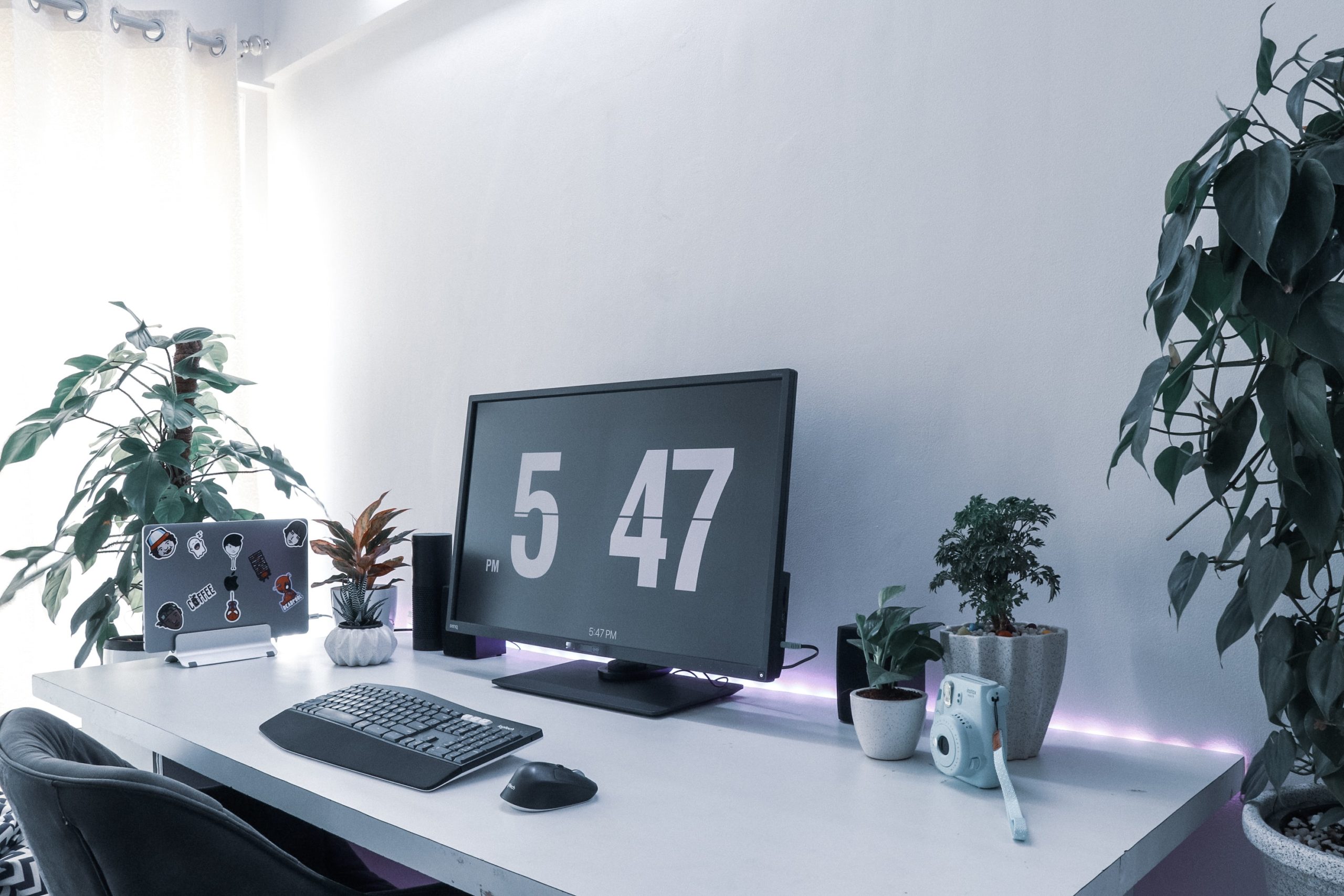 work desk feng shui - clean desk set up